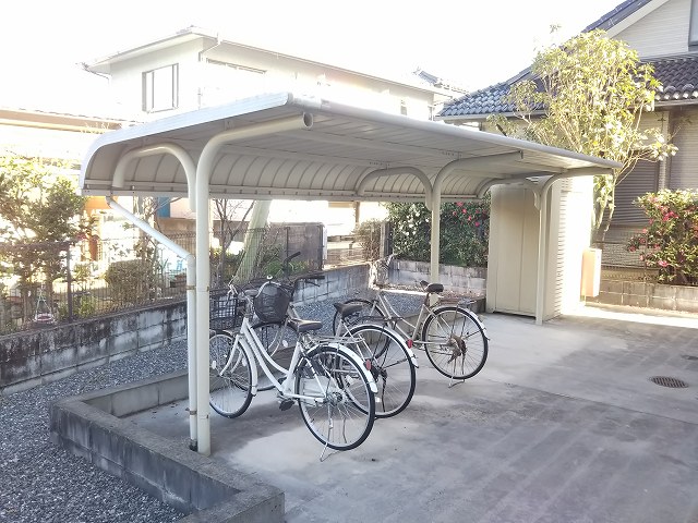 レオパレス漠102号室 屋根付き駐輪場