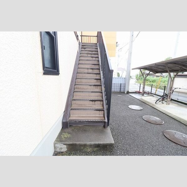 フライハイツラオム207号室 共用階段