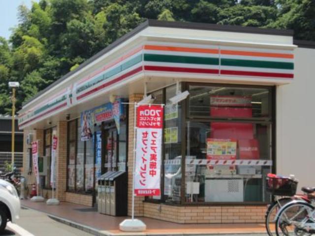 Ｓｏｕｔｈｅｒｎ　Ｖｉｌｌａｇｅ湘南0301号室 【コンビニエンスストア】セブンイレブン藤沢川名1丁目店まで252ｍ