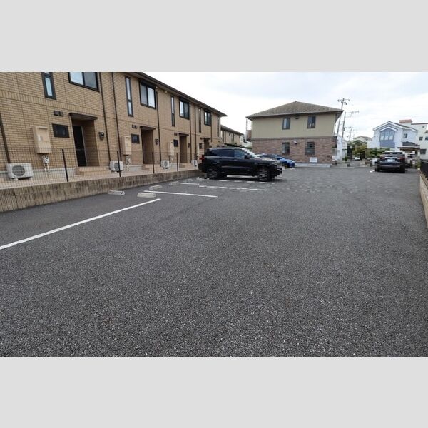 リナウル鵠沼 駐車場