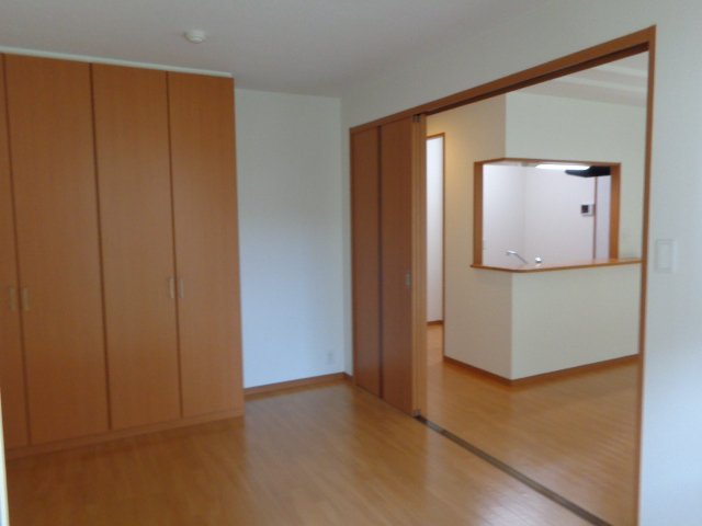 ＥＶＥＲ　ＳＨＩＮＥ　ＳＨＯＮＡＮ 洋室