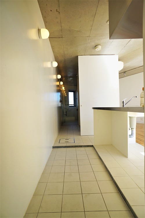 ＷＥＥＫＥＮＤ ＨＯＵＳＥ ＡＬＬＥＹ3階 玄関