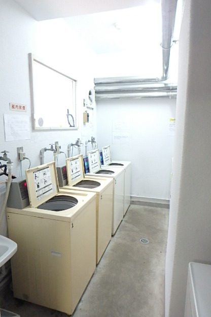 スカイコート横浜平沼8階 1階部分にコインランドリーあり