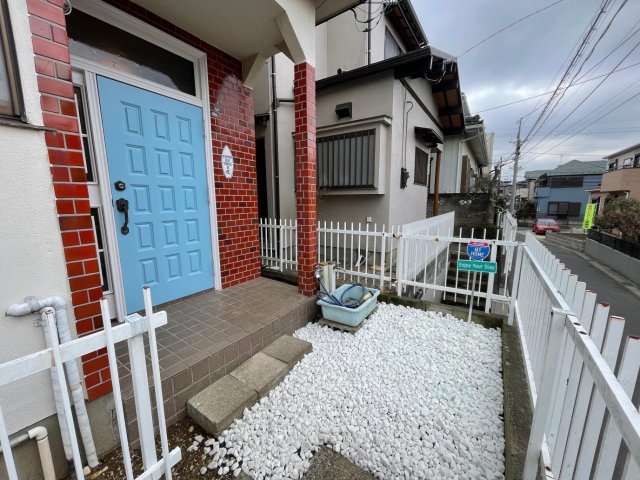 KASHIWA BLUE TERRACE B5 玄関わきには水栓があります。