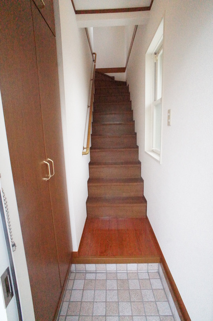 ＳＡＬＡ八幡0202号室 玄関