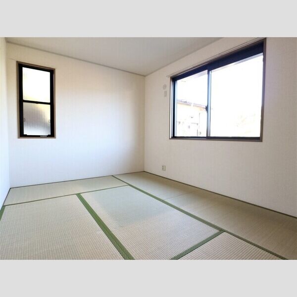 クイーンズコート102号室 和室