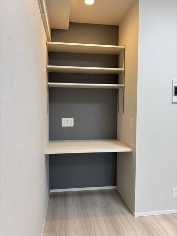 びゅうリエット横浜平沼704号室 ワークスペース（兼）収納　※別号室の参考写真です(現況優先・仕様違いの場合あり)