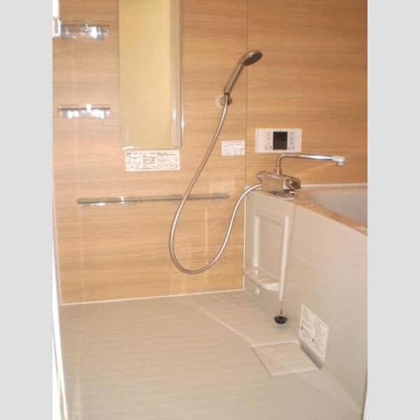 ヴィルヌーヴ　B棟103号室 浴室