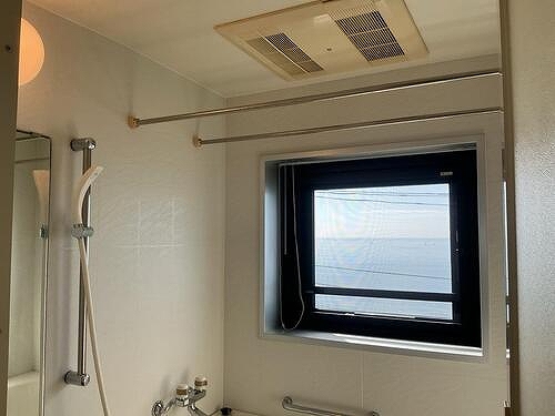 ライオンズマンション鎌倉七里ガ浜海岸3階 窓のあるバスルーム