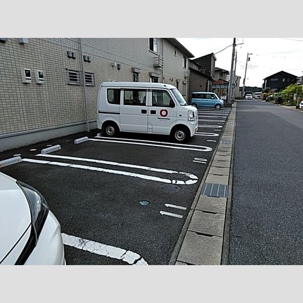 ルミエールA203号室 駐車場