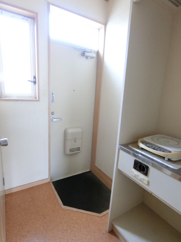 サンミッシェル 玄関に窓があるので明るいです