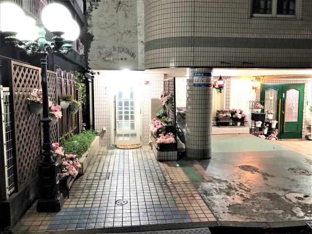 ミラクルイン横浜203号室 女性入居者も安心。　夜帰って来た時に明るいエントランス