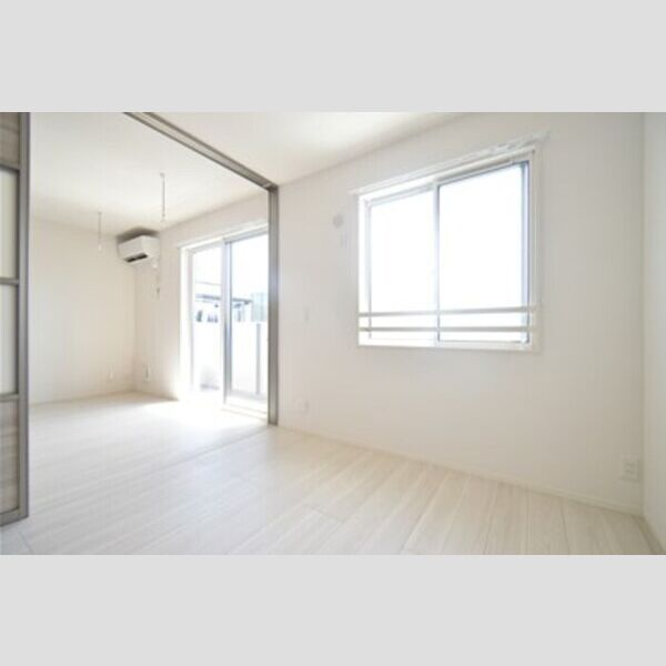 ホワイト キャッスル205号室 居室とリビングダイニング