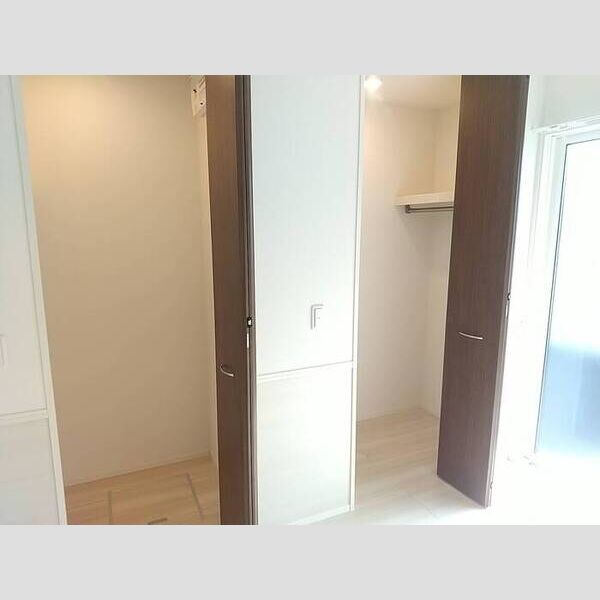 ロイジェント加美平105号室 ウォークインクローゼット