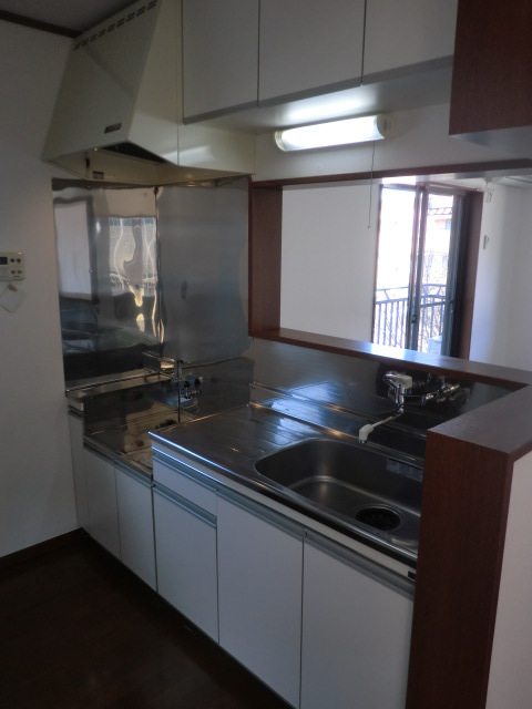 ロンウェル菊名　Ａ棟 人気の対面キッチン　後ろのスペースもゆったり取れています！