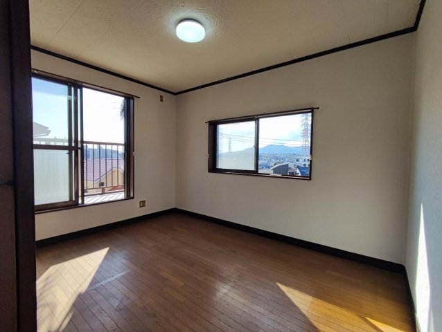 伊勢原石田戸建 2F洋室その２　明るく冬もあったかい。見晴らし良好