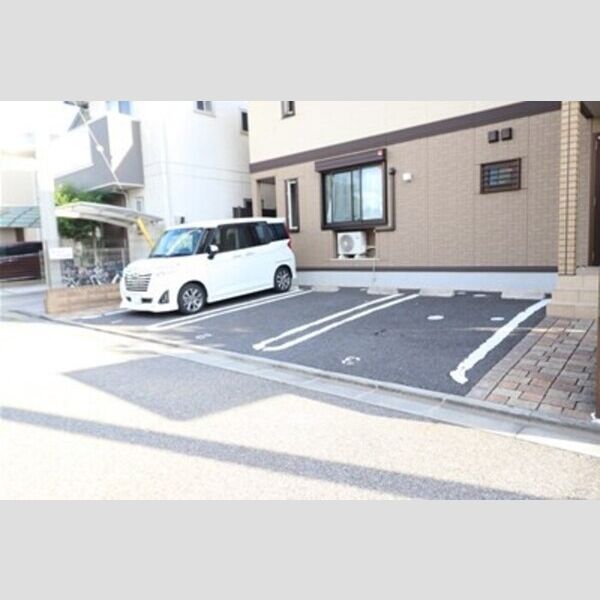 クラベール 駐車場