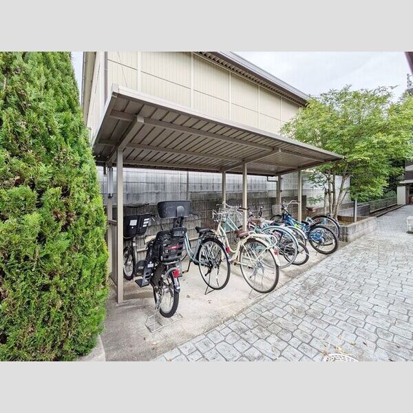 ヒラリバー103号室 駐輪場