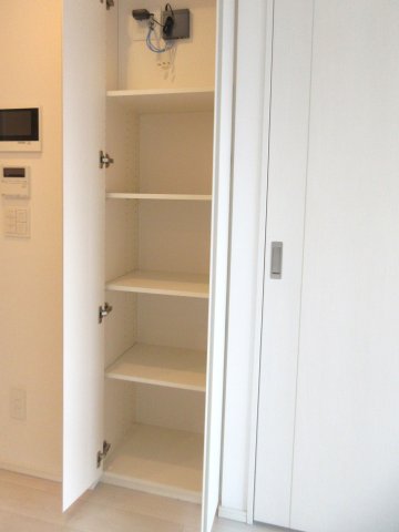 びゅうリエット横浜東神奈川1008号室 リビング　収納　※現況優先