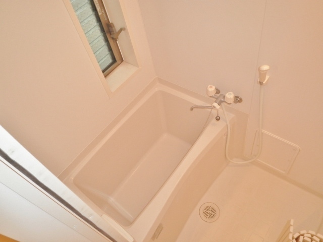 ソフィー武蔵野0201号室 換気に適した小窓付のバスルーム