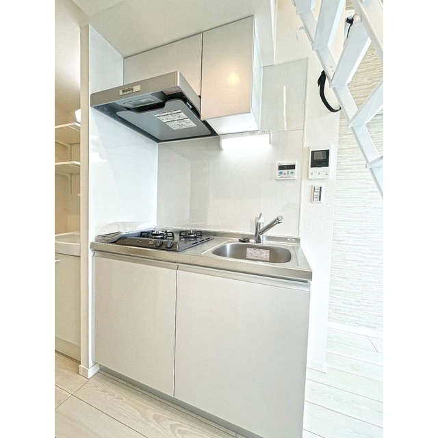 パークアレイ笹塚301号室 こちらのお部屋のキッチンは白です