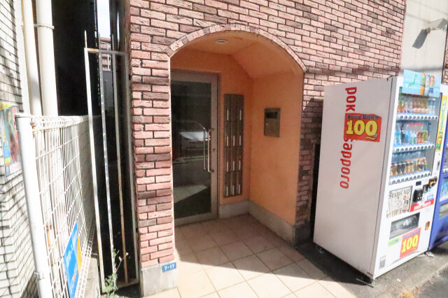 b'CASA生麦201号室 エントランス