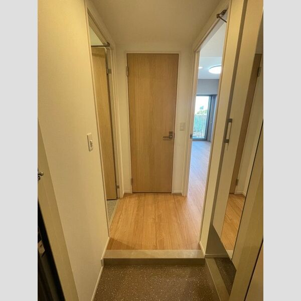 ロイジェント西新井0107号室 玄関