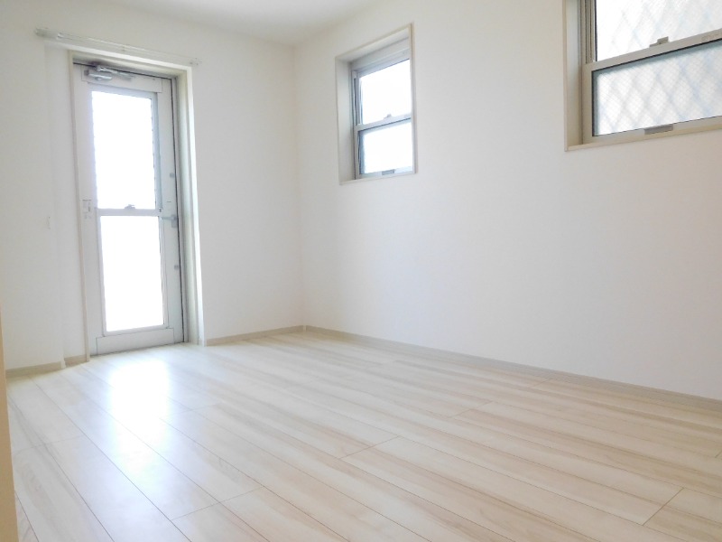 Lily東中山 窓から光が差し込んで明るい