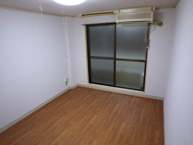 サンシティ１0202号室 7帖洋室・南向き