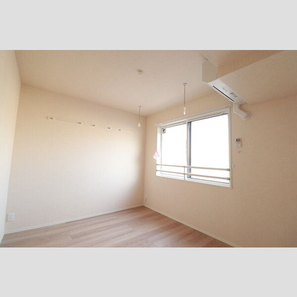 シェーンブルーメ横浜305号室 リビング