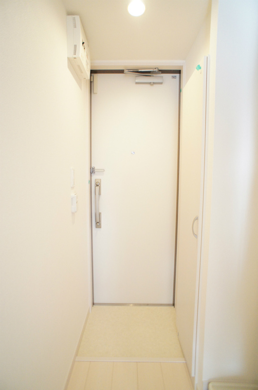 リブリ・踊場1階 玄関