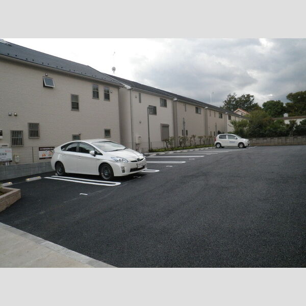 シトロン フレア 舗装駐車場