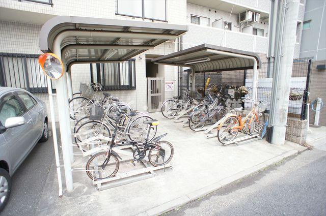 ルネス本千葉0203号室 入居者専用の屋根付駐輪場。