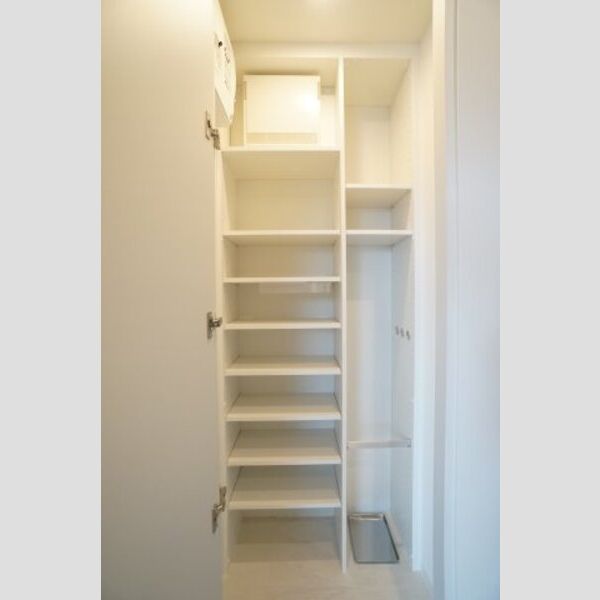 プライムメゾン亀戸604号室 シューズクロークで荷物の収納も可能