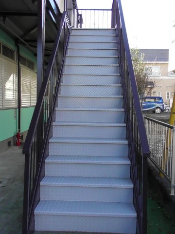 コーポちとせ202号室 階段（2022年7月に外壁とともに塗装済みです）