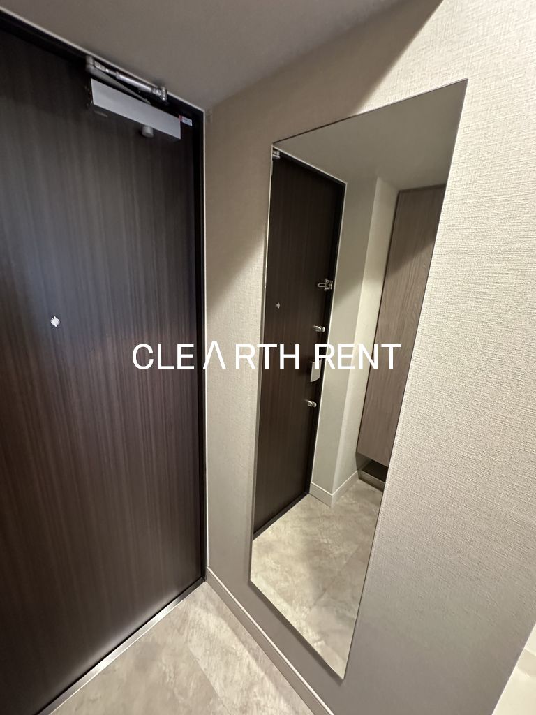 コンシェリア東京 ＜ＨＩＧＡＳＨＩＪＵＪＯ ＲＥＳＩＤＥＮＣＥ9階 全身姿見ミラー付きの玄関/人感センサー対応