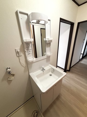 タウニー稲美Ｂ0202号室 朝の準備に便利な独立洗面台です。