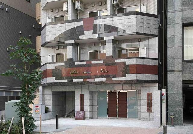 ガーラ・ステーション練馬 重厚感ある御影石が、優雅さと品格を演出するデザイン