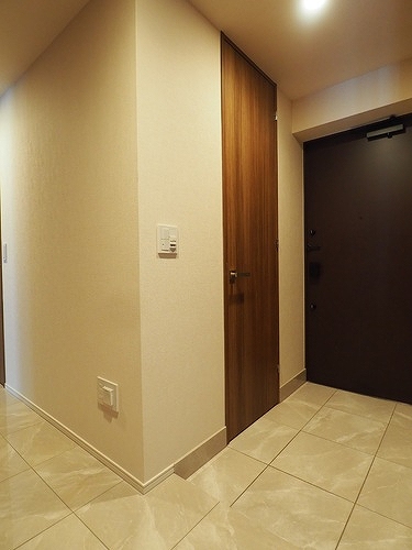 ディアナコート三軒茶屋2階 玄関（廊下側から）　※2026年4月撮影