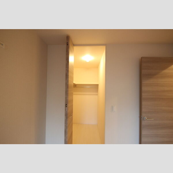 RSAⅢ101号室 洋室にはウォークインクローゼットが付いています!