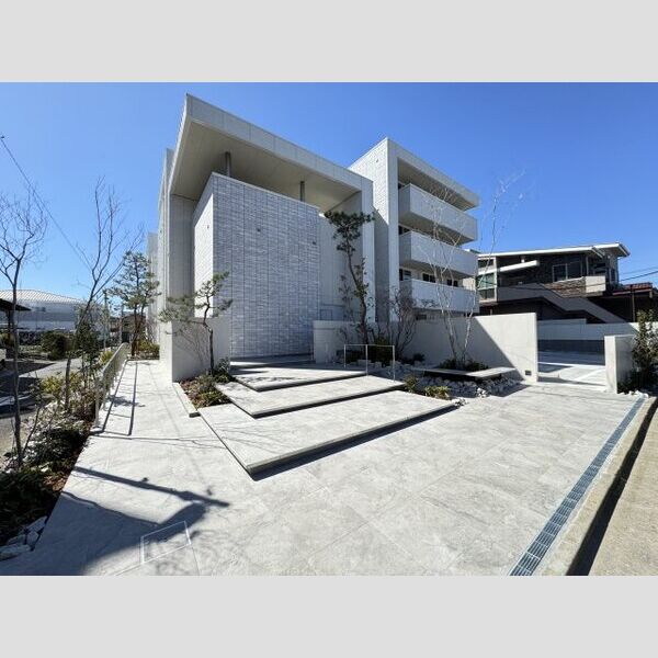 グリナージュ　リリア101号室 エントランスも重厚でおしゃれ♪スロープもあります。