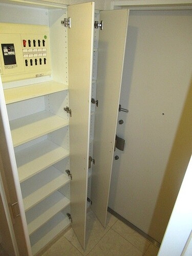 カテリーナ代々木プレイス2階 下足入　※2021年6月撮影