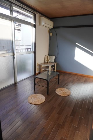 コーポちとせ 明るい6帖洋室（隣に6帖和室があります）