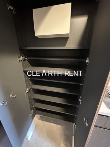 コンシェリア東京 ＜ＨＩＧＡＳＨＩＪＵＪＯ ＲＥＳＩＤＥＮＣＥ8階 トール型のシューズボックス