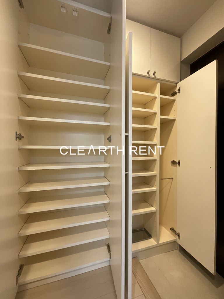 コンシェリアＲ 横濱桜木町2階 ★収納豊富なクローゼット★