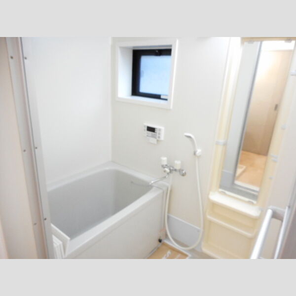 ラ・グラシューズ 追い焚き給湯機能付き浴室(小窓付)