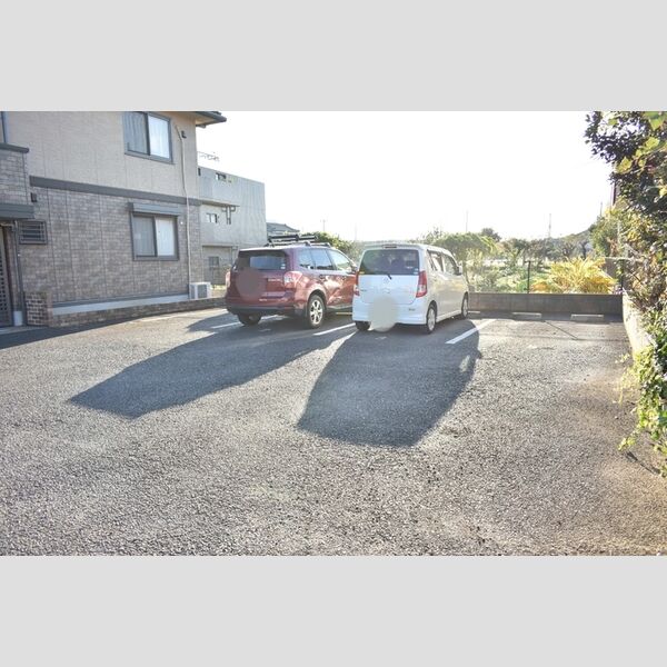 ルミエール　参番館 駐車場