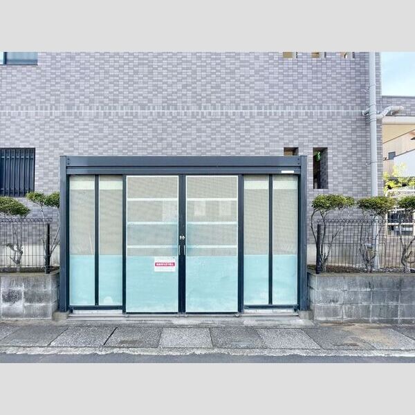 シャルマンピア 敷地内ゴミ置き場