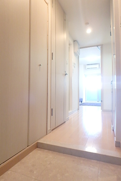 グランド・ガーラ横濱万世町 採光のとれた明るい玄関