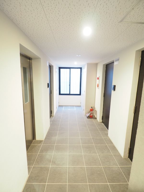 ラクラス四谷三丁目5階 共用廊下